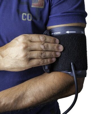 Dlaczego ciśnieniomierz pompuje kilka razy?