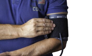 Dlaczego ciśnieniomierz pompuje kilka razy? Dlaczego ciśnieniomierz pompuje kilka razy?