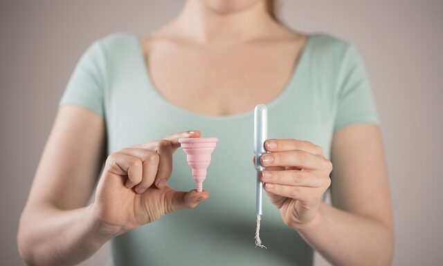 Jak usunąć tampon bez sznurka?