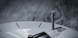 Czy można przykleić ząb kropelka?