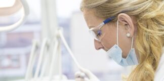 Czym dentysta zatruwa ząb?