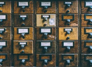 Czym wyłożyć dno szuflady?