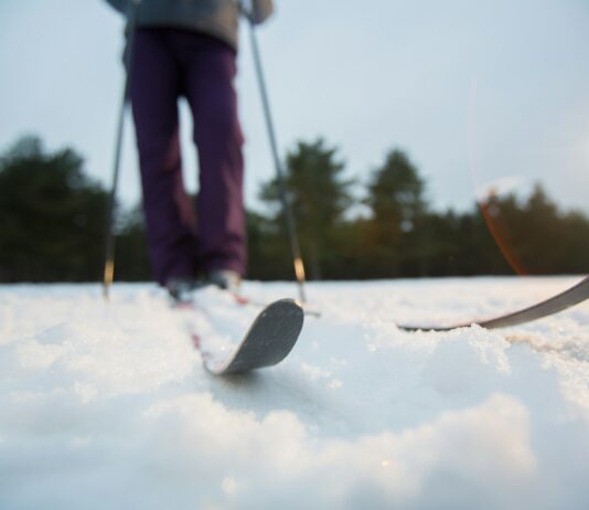 Jak kupić narty przed sezonem i naprawdę trafić w swój styl jazdy
